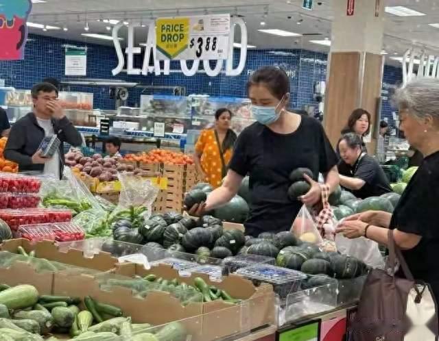 王祖贤现身加拿大超市购物，身穿黑色T恤搭配牛仔中裤休闲低调