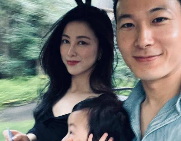 咋选！刘亦菲朱珠一家逛街，一颦一笑太有女人味，母爱泛滥宠孩子