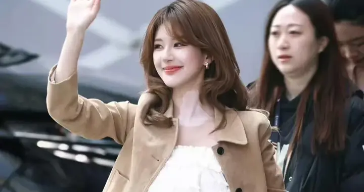 赵露思会穿是数一数二的！短外套+蕾丝抹胸+牛仔裤，时髦又高级