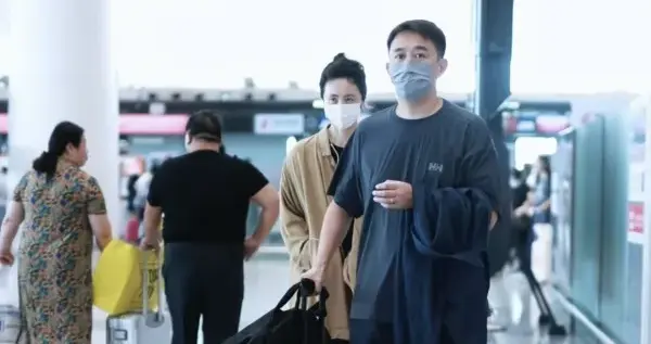 黄磊孙莉夫妇机场被偶遇，两人态度很随和，孙莉个子高挑气质出众