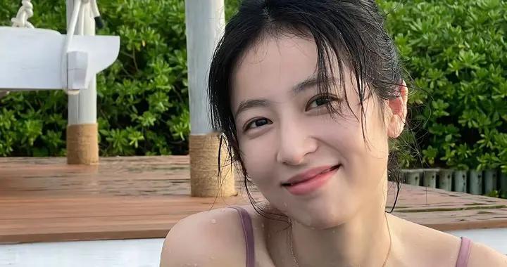 周雨彤——泳装，甜笑可人