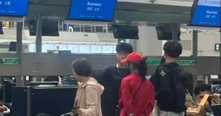 张柏芝带仨儿子去澳洲！一起送Lucas上大学，小Q个子最高侧颜超帅