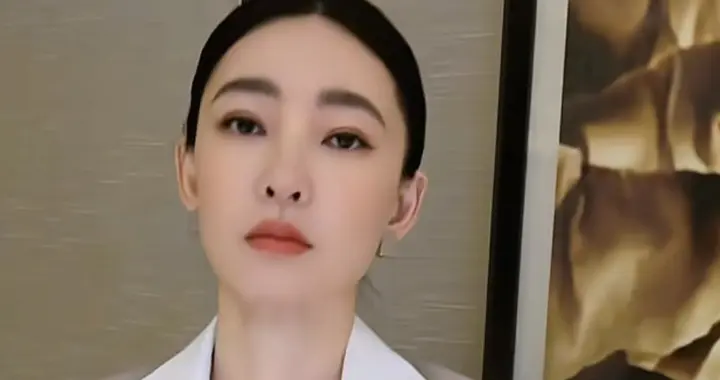 41岁王丽坤最新穿搭：白衬衫+西装外套+阔腿裤，又飒又美，好迷人