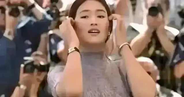 巩俐身材惊艳，胸围接近肚脐，网友惊呼：太美了