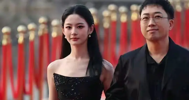 于正晒赵晴九宫格，想起当初绝世容颜，这种从一而终的偏爱谁不慕
