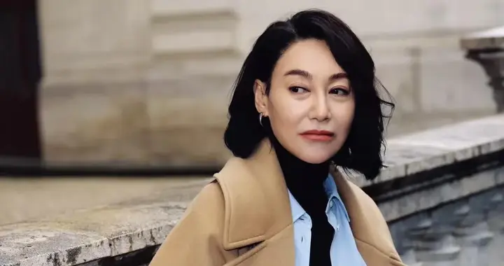 惠英红真是奶奶辈穿搭标杆！驼色短大衣+衬衫+阔腿裤，时髦又高级