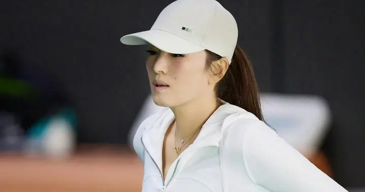 巩俐运动装，黑白色彩穿搭，她身材保持得真好。