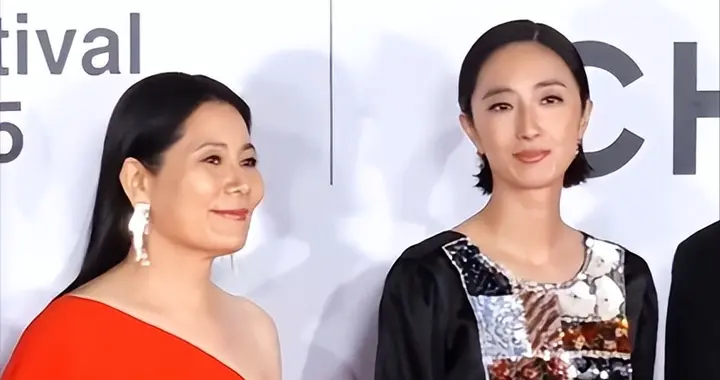 釜山电影节，舒淇穿“蕾丝睡裙”惊艳全场，脸上的褶子都是加分项