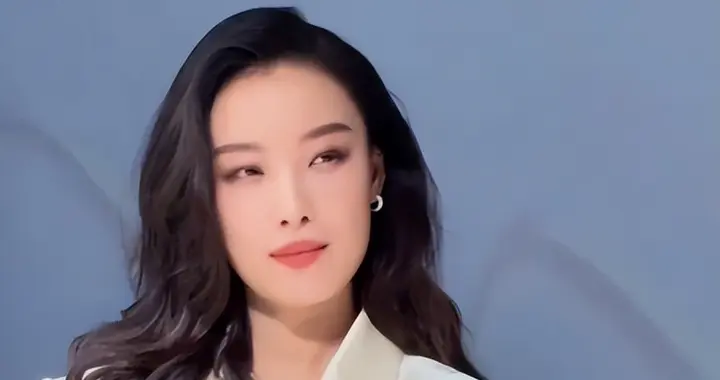 上海这一天，倪妮脸好长，张凌赫深v抢镜，徐若晗一瘸一拐显尴尬