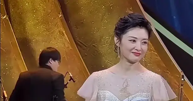 周涛白裙亮相活动，优雅盘发衬温婉气质，发言时美貌与内涵并存