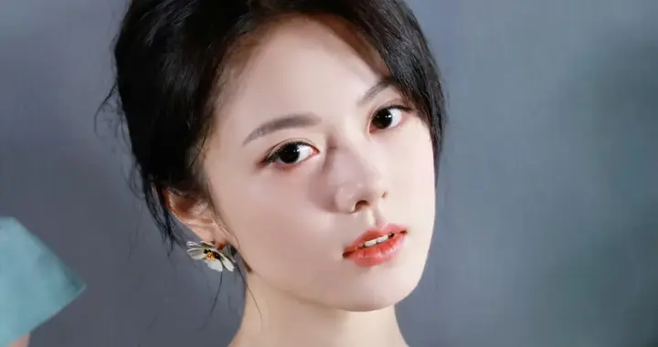 赵今麦与“微博追剧团”互动，碎花吊带裙叠穿配盘发，美出新高度