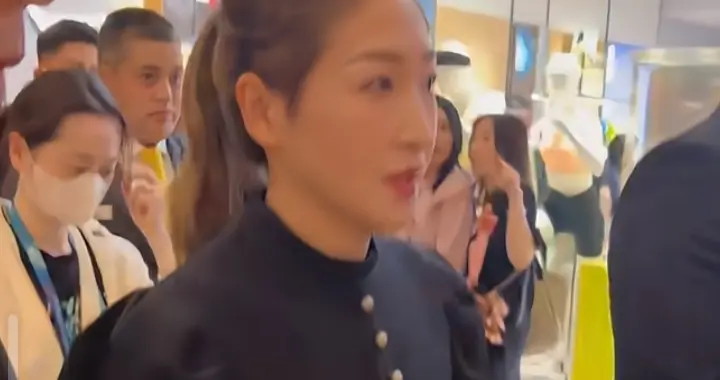刘诗雯商场路透，一身黑色穿搭配高马尾又飒又美