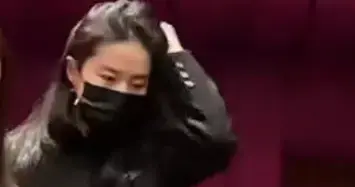 刘亦菲北京被偶遇！头发油腻很随性，个子高腿很细，真人又瘦又美
