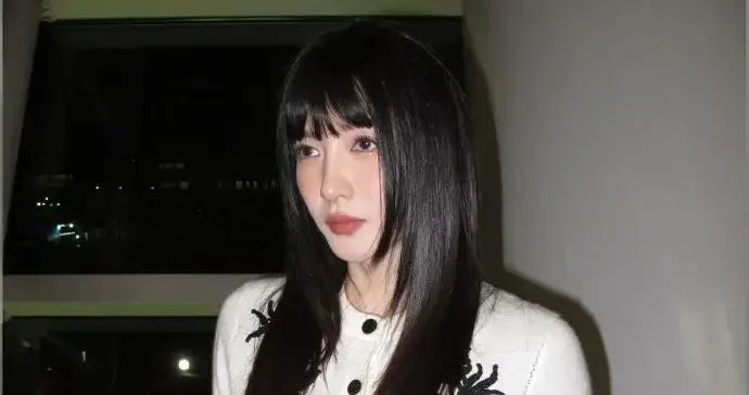 江疏影剪了齐刘海大变样！穿刺绣针织衫+棕色长裤，时髦又高级