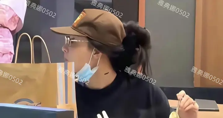 樟宜机场偶遇张柏芝独自一人吃咖喱饭，素颜也答应粉丝合影没架子