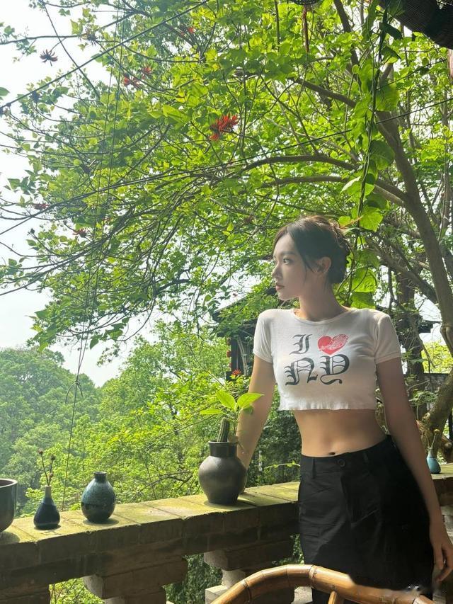 程潇身穿露腰小背心又辣又酷 置身大自然气质突出