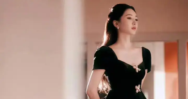 江疏影这套衣服好眼熟，好像是张雨绮穿过那套吧！ ???