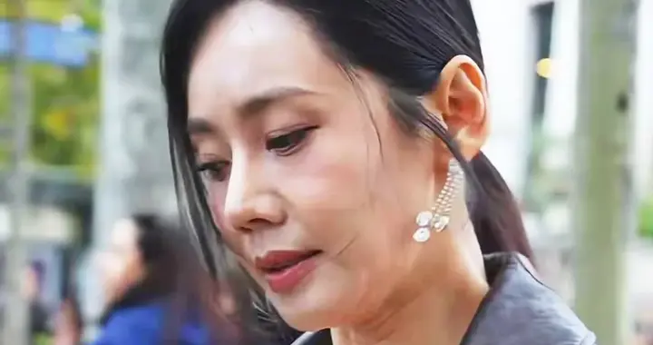 路人镜头下的秋瓷炫，虽然才46岁，但看上去真的有点显老！