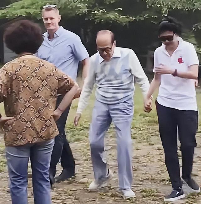 96岁李嘉诚千亿身价也带不走，最终还是油尽灯枯，留下一个传奇