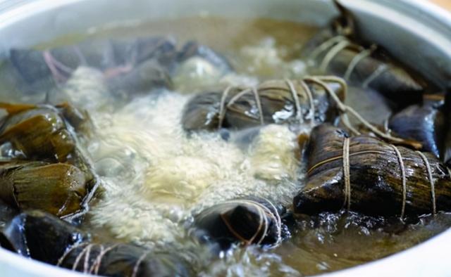 煮粽子，冷水下锅还是热水下锅？牢记3点，粽子软糯鲜香不夹生！