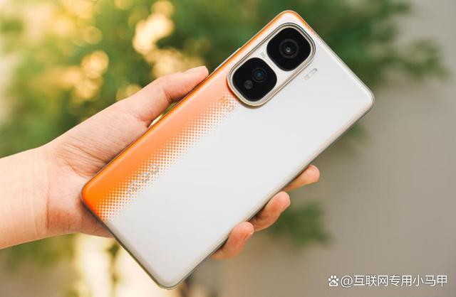 玩游戏就选它，骁龙8Gen3+144Hz直屏，1999元买不了吃亏