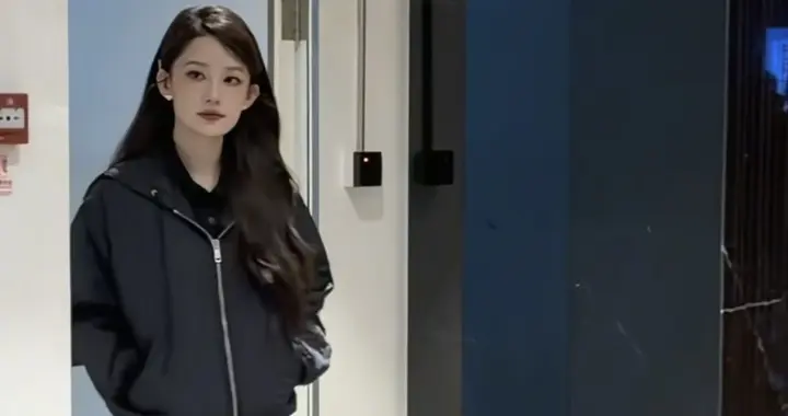 腿好细脸好小！李沁出席线下活动，黑色长发搭配黑裙，美神降临