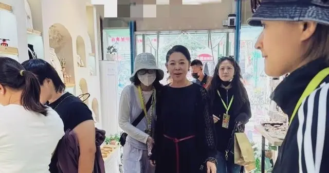 倪萍现身青岛小馆，身材发福却更显贵气，这状态哪像66岁？