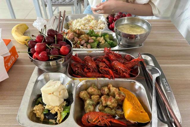 广东女孩当保安晒伙食走红，2个月胖了18斤，网友：少走30年弯路