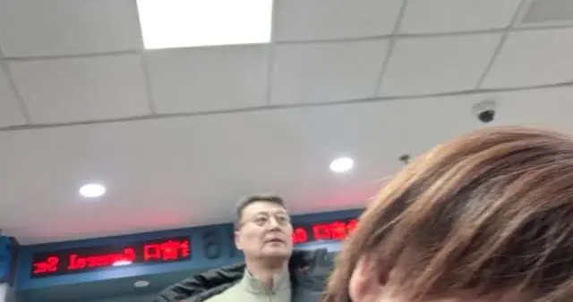 任程伟夫妇卖房过户被偶遇！56岁他白发显老，妻子半白头却优雅