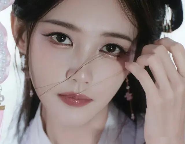 李一桐｜ 一袭紫衣临水顾，扇底东风系良缘