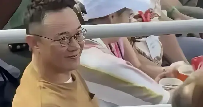 陈奕迅那鸡窝头终于舍得剃了，这发型巨帅啊！ ???