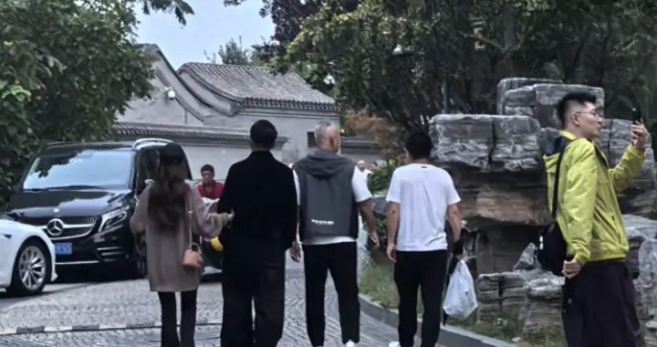 汪小菲和马筱梅现身北海公园，两个人手挽手散步，坐船游湖好浪漫