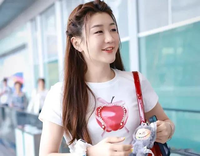 陈梦是越来越美！现身机场公主头又乖又甜，笑容好明媚