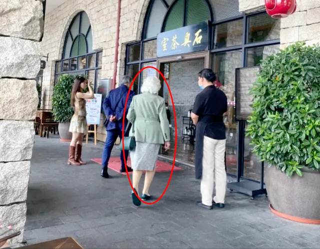 霍英东二太太罕见现身：86岁了依然健步如飞，曾离异带娃嫁入霍家