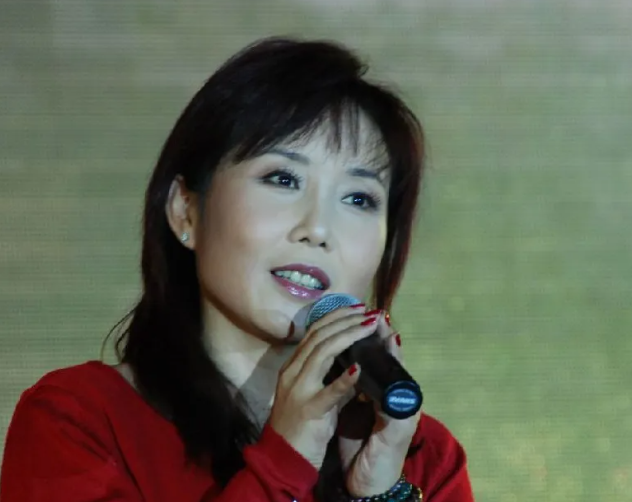 陆剑民：出道32年不温不火，老婆却靠一首歌吃了30年