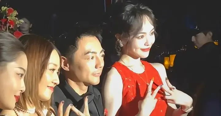 W主编搂着唐嫣，刘诗诗杨幂坐嘉人总裁身边，孙俪跟外国高管热聊