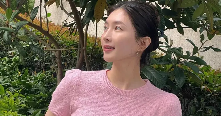 江疏影私服穿搭真时髦！粉色短袖衫+牛仔裤，减龄不止10岁！