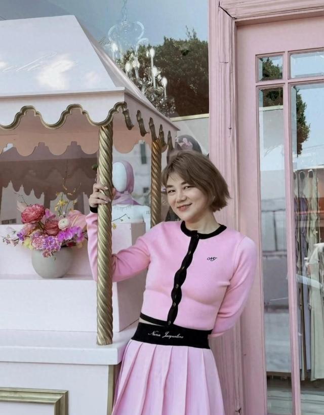 杨天真再晒留学流水账！穿田园风和好友吃川菜，看到架子鼓走不动