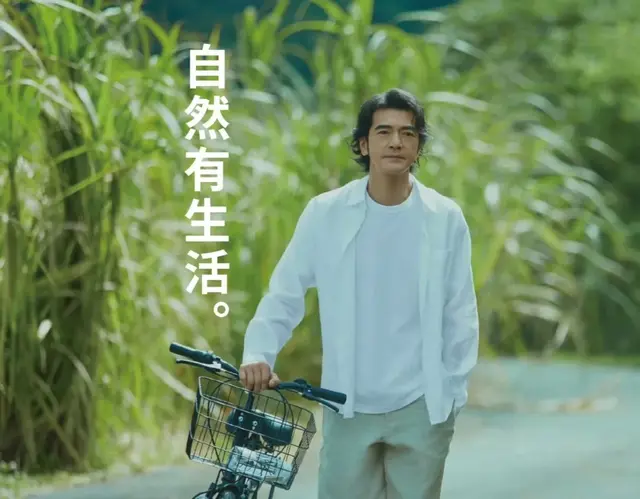 51岁金城武罕见露面！打扮清爽身材五五分，但帅哥老了也是帅的