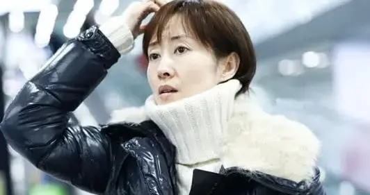 刘敏涛剪短发后年轻20岁！穿羽绒服+毛衣+牛仔裤，时髦减龄又高级