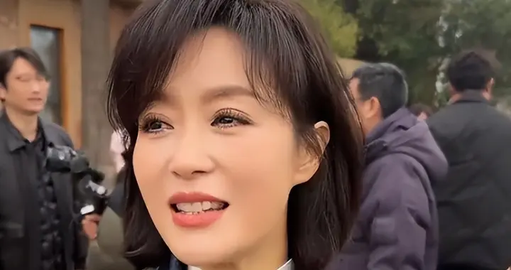 美女主持守护《梨园春》26年，如今潇洒转身，51岁不显老仍是单身