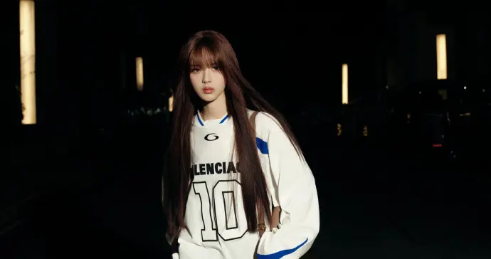 杨超越清纯似女大，半年三刷巴黎时装周！把高奢秀场走成自家客厅