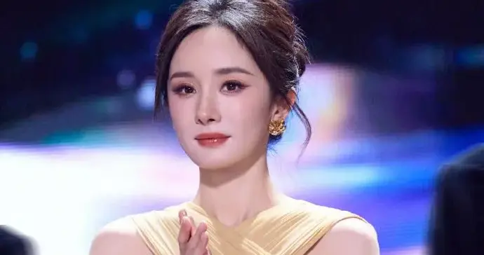 被38岁杨幂惊艳了！一袭金黄色交叉挂脖裙，美出新高度！