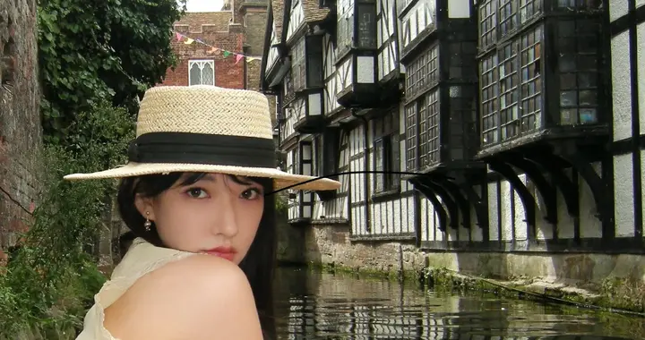 程潇晒游玩美照，以绿茵河岸为背景，风景好漂亮但人更漂亮呀！