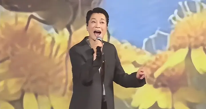 63岁毛阿敏深圳商演，豪门守寡4年不碰资产，21岁女儿漂亮优秀