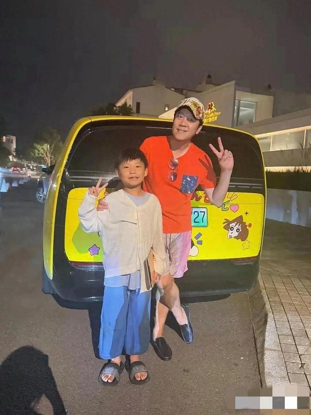 57岁蔡国庆阿那亚外出散步被偶遇 穿搭一言难尽 穿得还没普通人好看