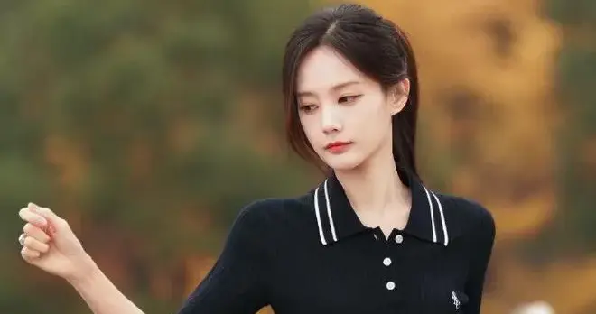 李一桐身材好匀称！穿翻领上衣+白色短裙，看不到一丝赘肉！