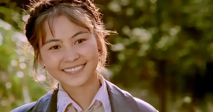 15岁拍戏，29岁拿“双料影后”，34岁嫁小丈夫，如今过得如何了？