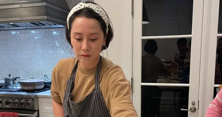 海清元旦在家请客包饺子，北京豪宅装修大气，她戴围裙熟练擀饺皮