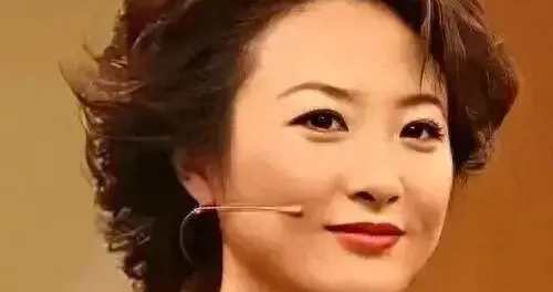 她是美女主持，苦恋6年换来丈夫出轨，曾因公开曝光其丑闻被停职